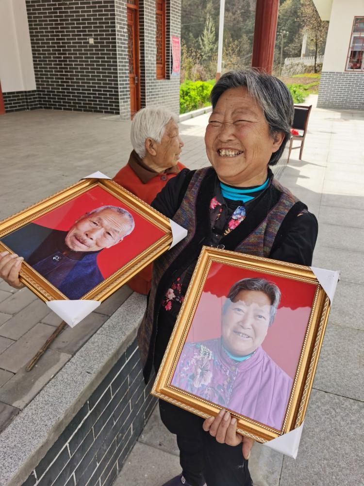 陕西姑娘为2000位老人拍遗照自己也在经历一场死亡教育