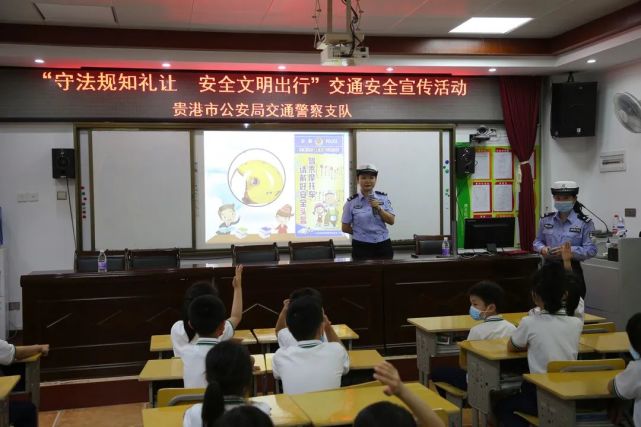 当天下午,在支队宣传科牵头组织下,志愿服务队来到港北区荷城小学.