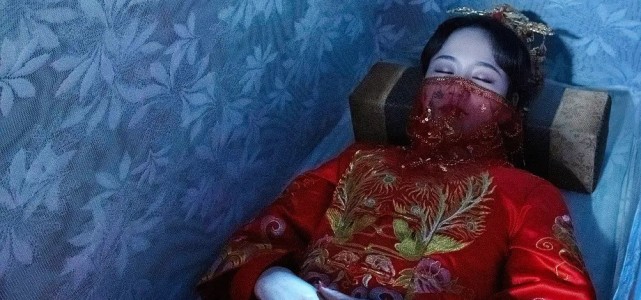 在前期冥婚的故事片段中,给人的直观感受就是惊悚恐怖,无论是常用的
