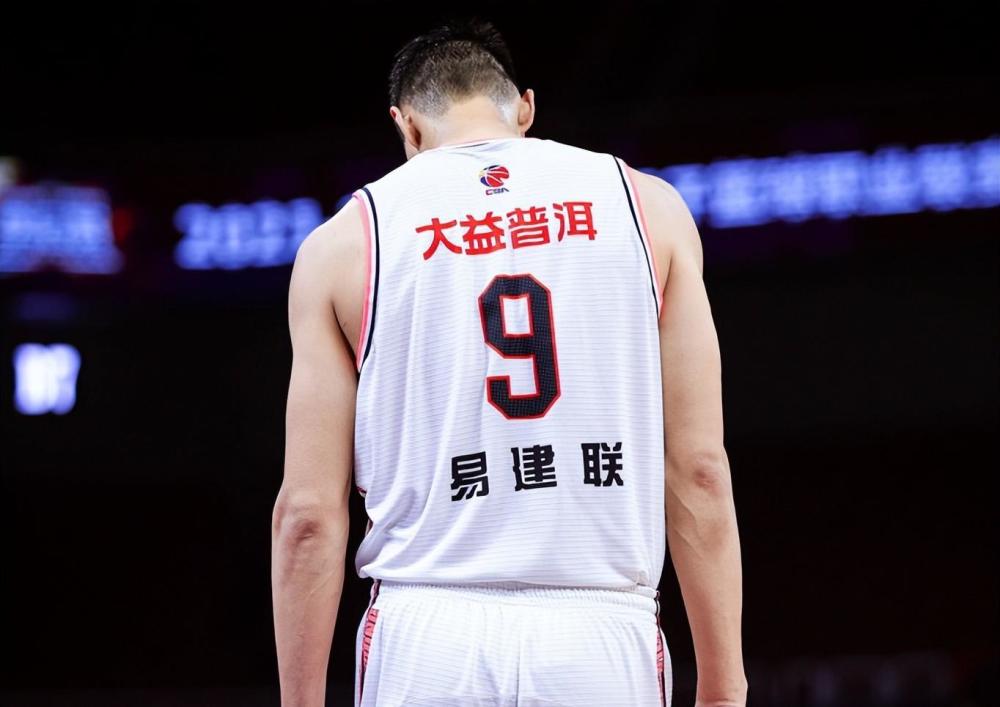 大哥易建联落寞的背影诚如伟大的胜利需要对手的成全,正因为有了广东