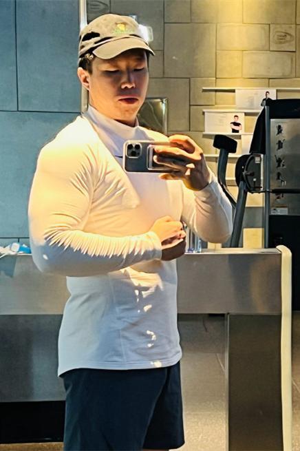 德云社烧饼健身视频曝光硬拉杠铃引发粉丝羡慕饼哥这么厉害