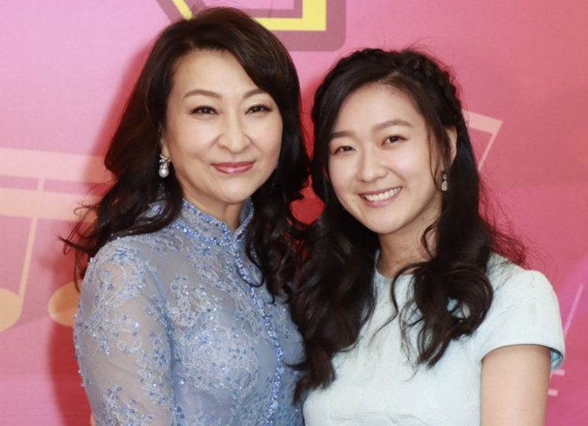 61岁蒋丽萍近况,豪门出身曾登春晚,息影后嫁律师育4名学霸子女