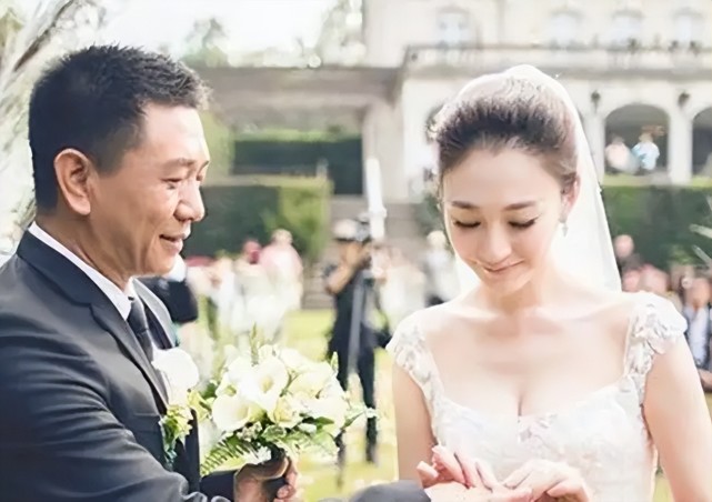 "婚礼非常低调,除了李小冉和徐佳宁双方的亲朋好友之外,现场只有朱丹