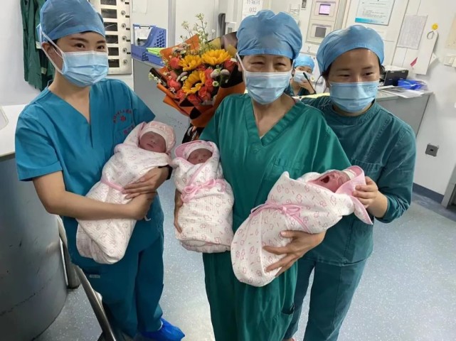 这个90后妈妈厉害了第三胎产下纯自然足月三胞胎