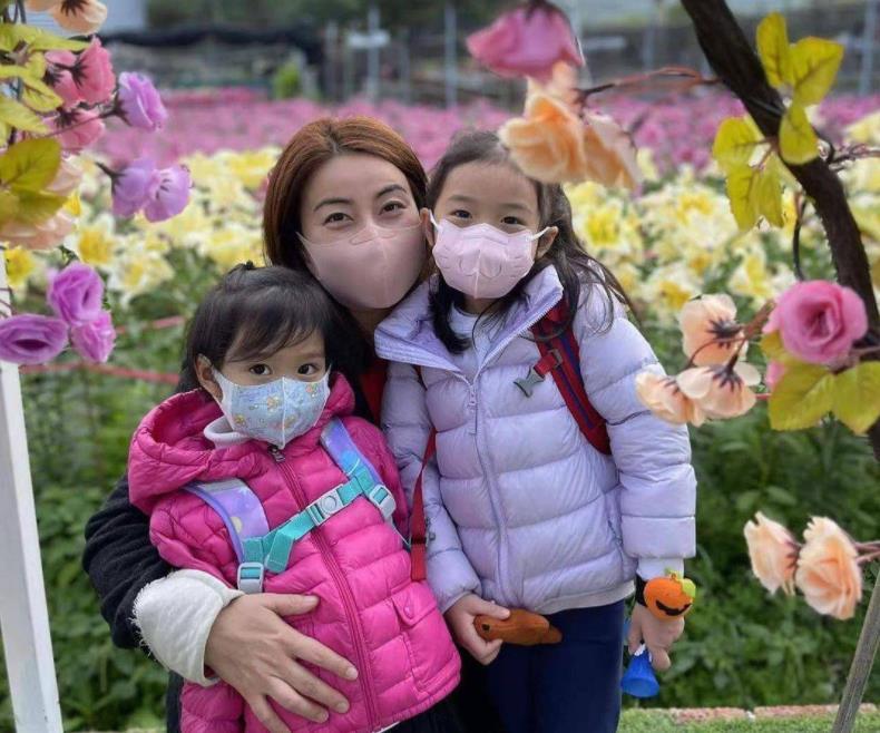 霍中怡罕见同框霍启山,穿小黑裙戴头盔显淑女,大眼睛