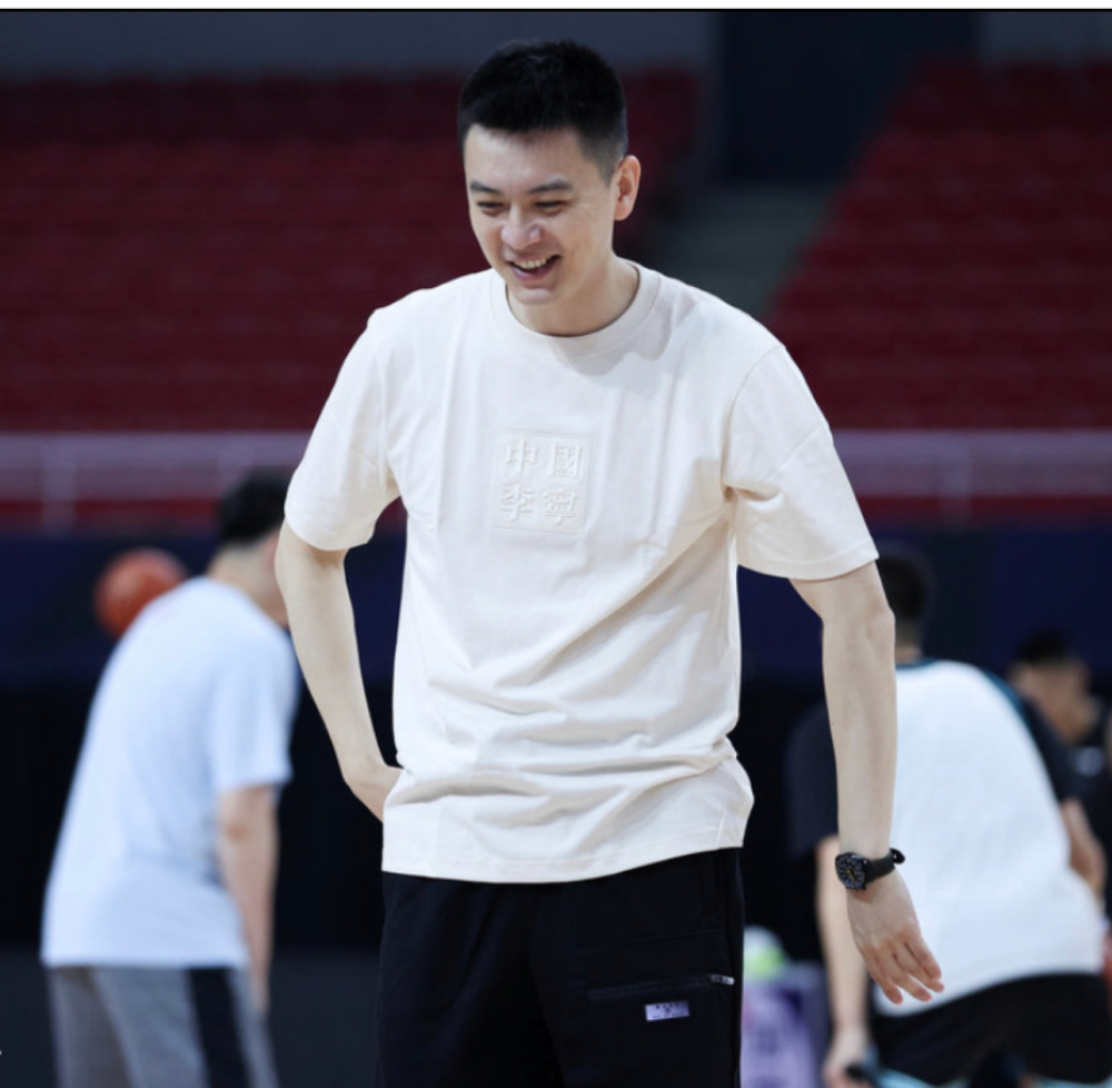 杨鸣给赵继伟开小灶,郭艾伦高冷张镇麟时尚