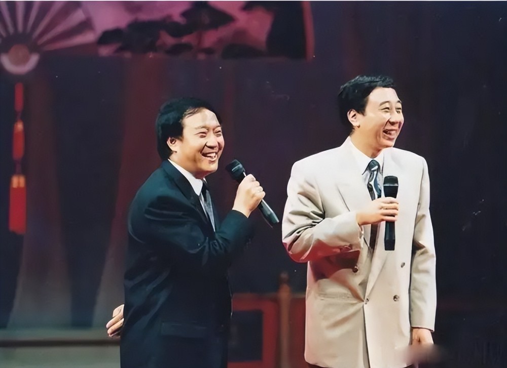 同年,牛群在电视剧《那五》的摄影组遇到了31岁的冯巩,同是相声演员的