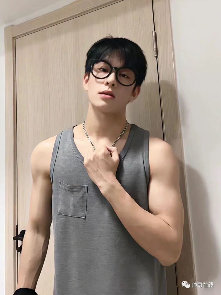 白净小腹肌奶帅弟弟,可以申请做男朋友吗?插图