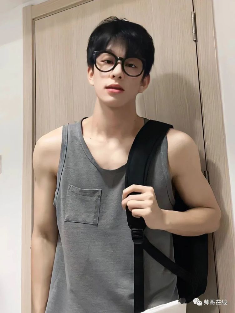 白净小腹肌奶帅弟弟,可以申请做男朋友吗?插图1