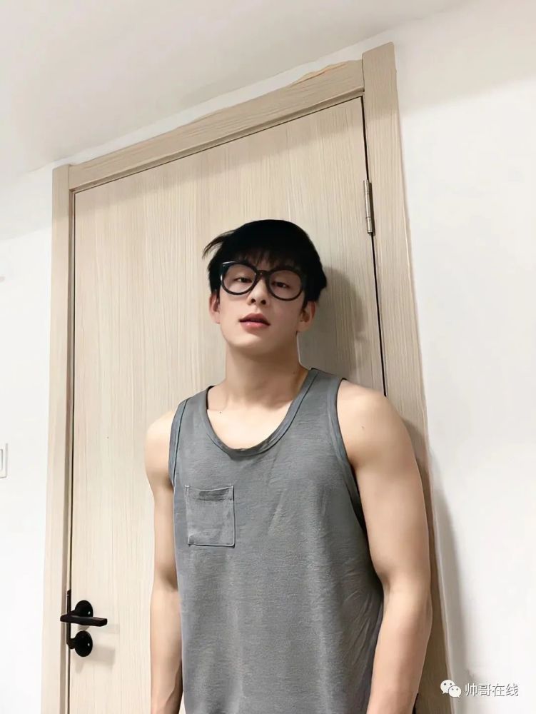 白净小腹肌奶帅弟弟,可以申请做男朋友吗?插图3