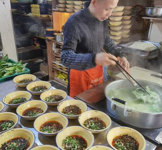 重庆这家小面涨到8元一碗,当地人直呼吃不起,都是肖战惹的祸?