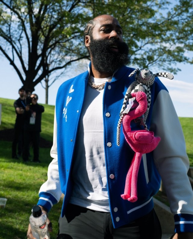 哈登晒身穿潮服照片缅怀时尚设计师virgil abloh