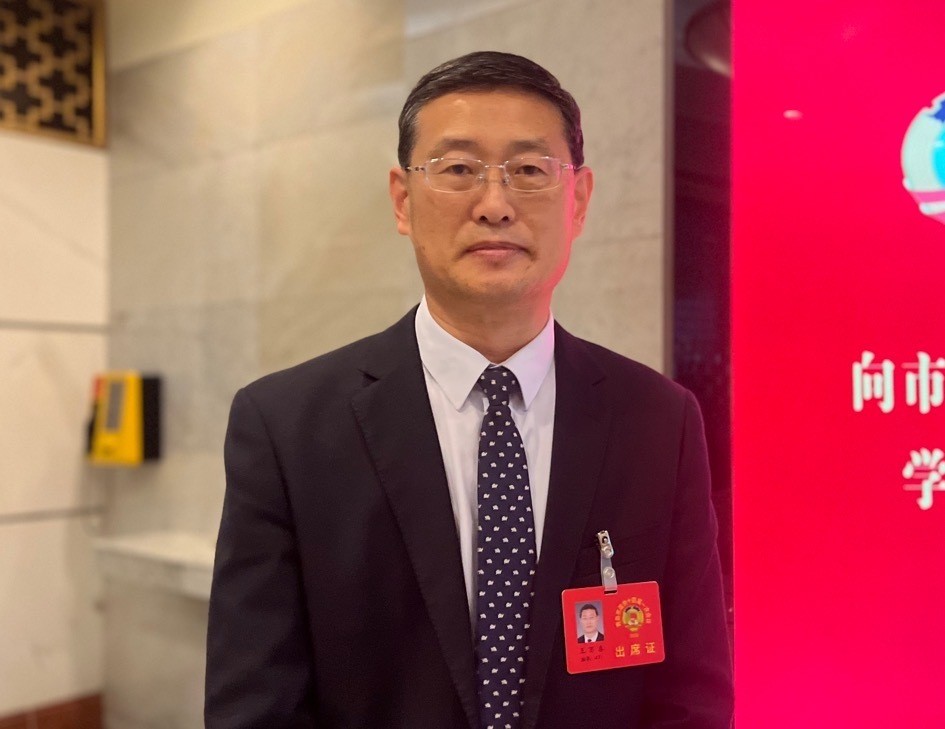 两会好声音王万春委员统筹建设运营管理将公交候车亭打造成新型智能