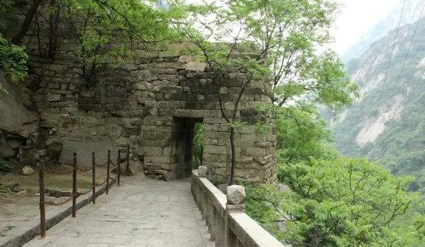 五里关位于华山峪五里处.