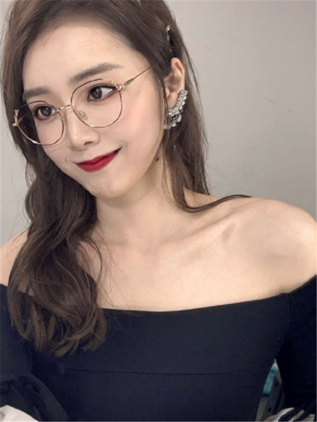 余霜没法出门只能自学理发,一剪子下去重回18岁?管泽元赚到了