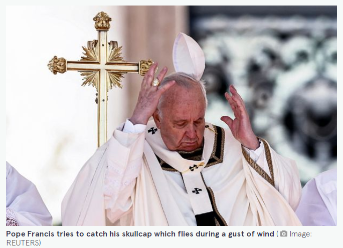 “我们看到太多的鲜血”教皇呼吁乌克兰和平，不料帽子被吹飞