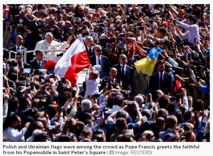“我们看到太多的鲜血”教皇呼吁乌克兰和平，不料帽子被吹飞