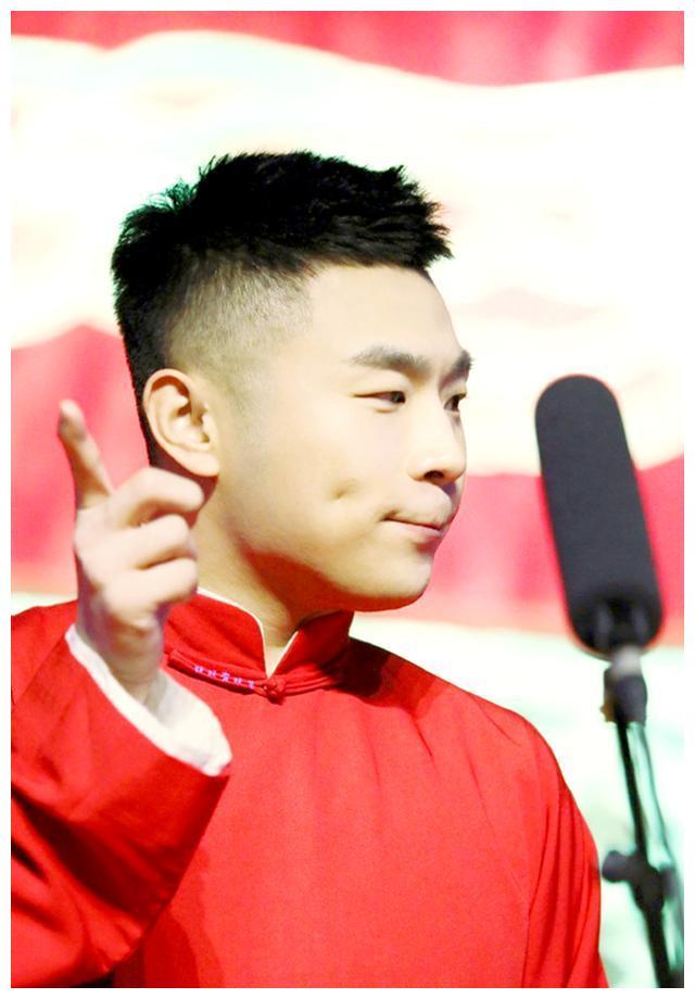 听到张九南这么说,张鹤舰有些生气了,直接在舞台开着推攘张九南,直接