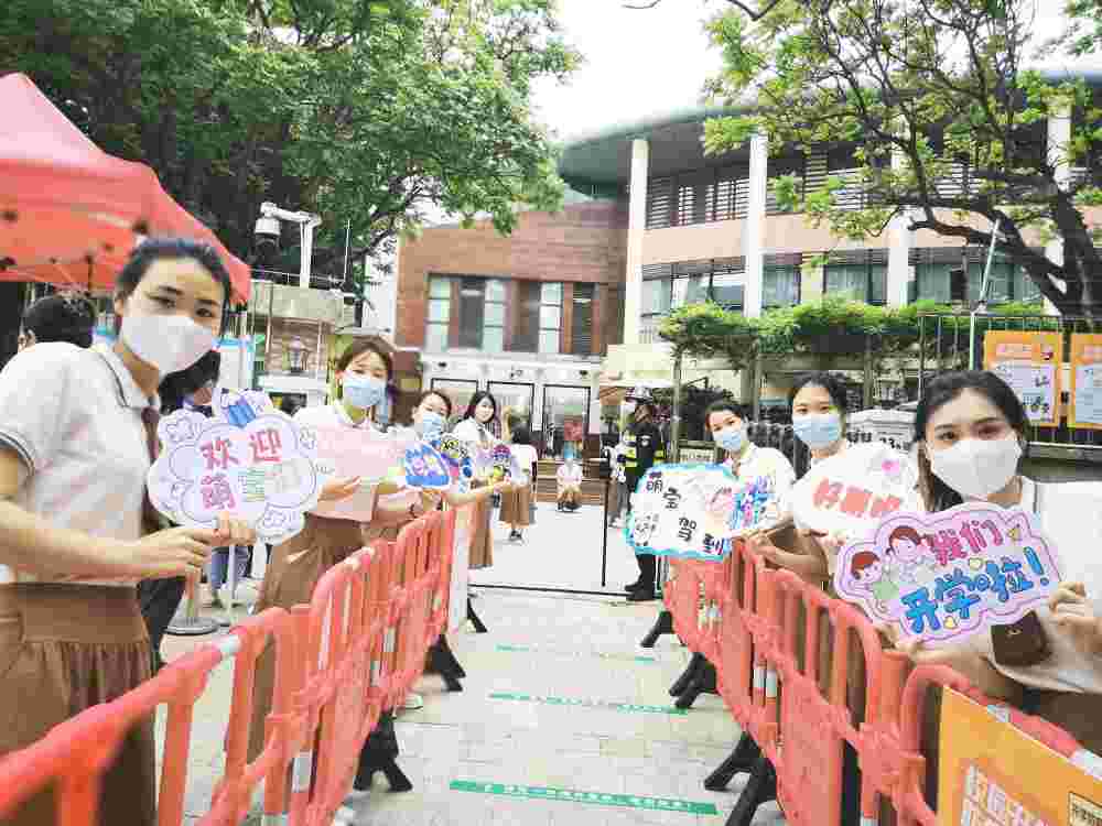 着一声声温馨的问候,龙华区深外龙学校附属圣莫丽斯幼儿园有序开园