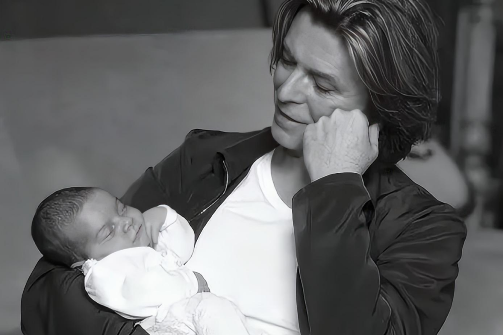 大卫鲍伊妖艳的摇滚巨星穿女装化浓妆和超模伊曼相爱24年