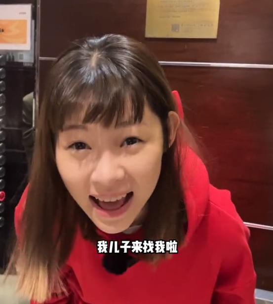 而且在最新一期的视频中痞幼竟"喜当妈",只不过这