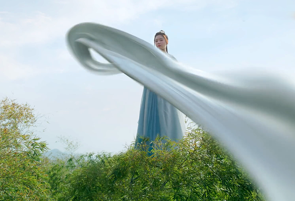 白风夕的笑声登场有点尴尬,更让人尴尬的是她的武器——一条白练,这种