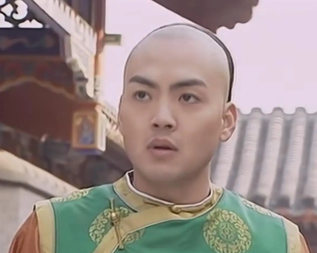 比如《还珠格格》中朱宏嘉扮演的箫剑,有网友发现他在《亲爱的小孩》