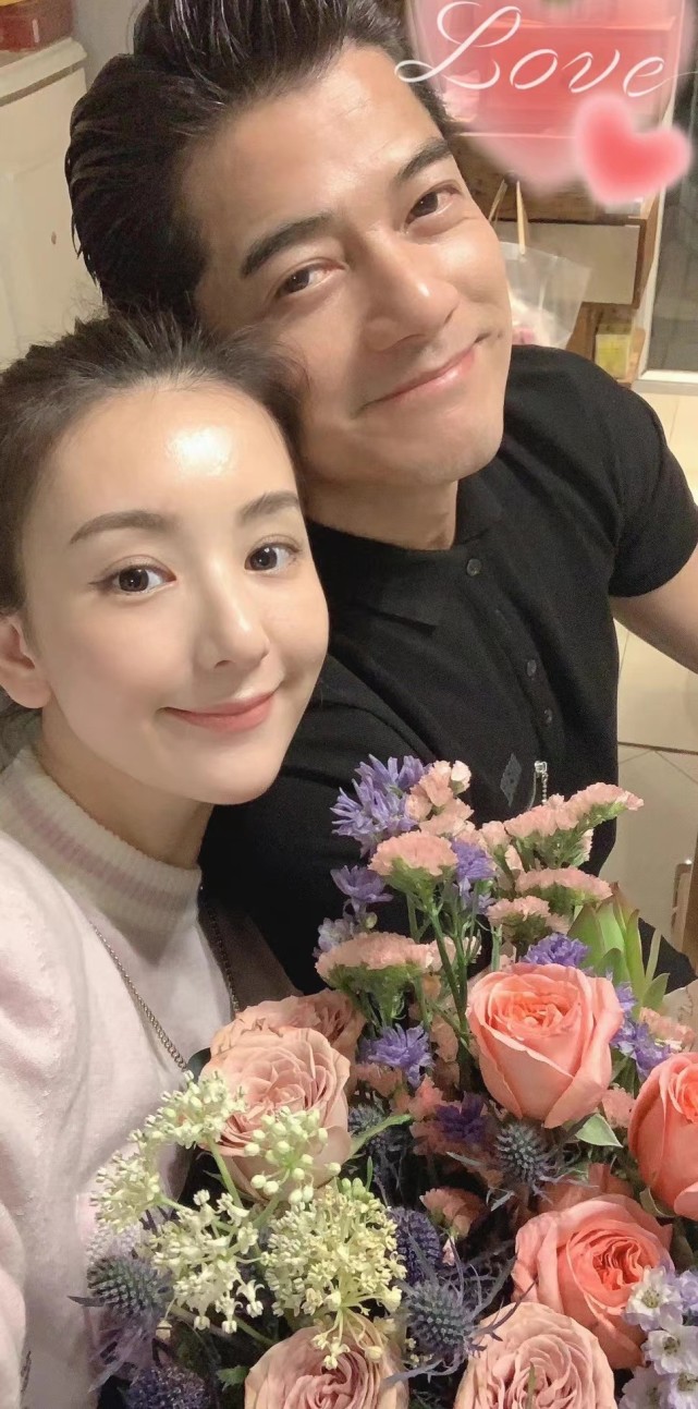 方媛晒结婚照秀恩爱5年前高调办婚礼天王嫂穿婚纱一脸富贵相