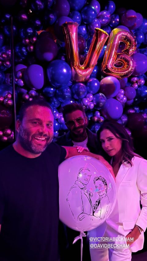 维多利亚穿白色西服出席生日派对 与亲朋好友开心合影气氛欢乐