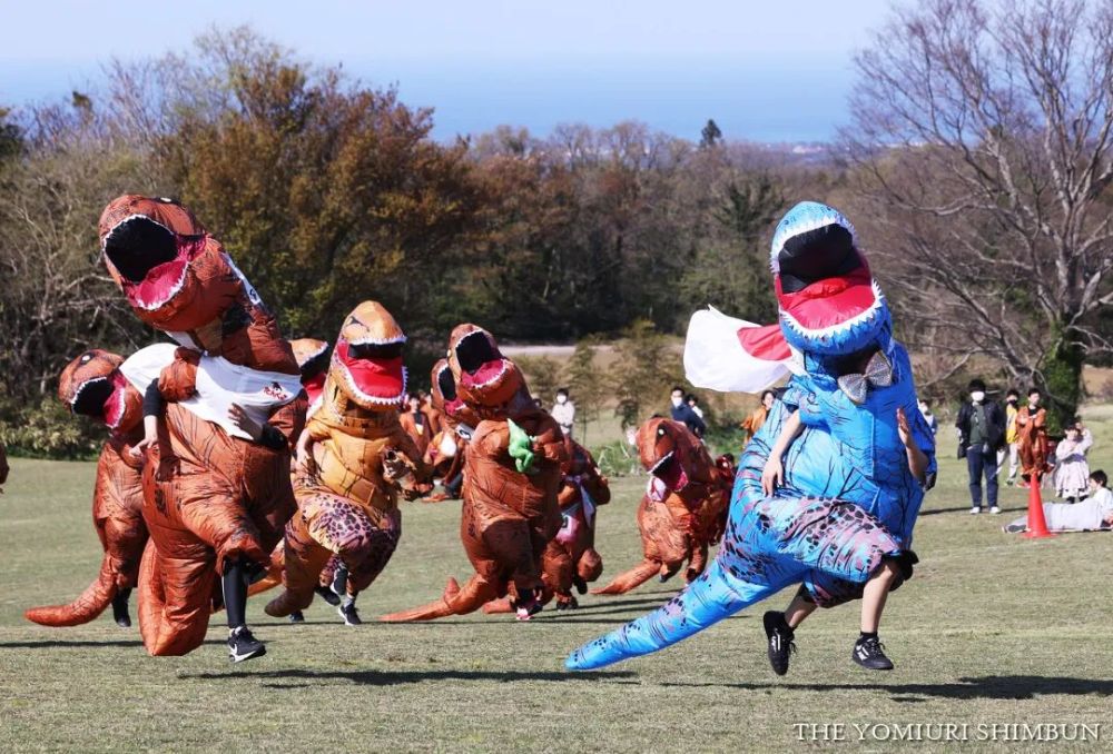 爆笑如雷了家人们鸟取县举办了一场恐龙暴走大赛
