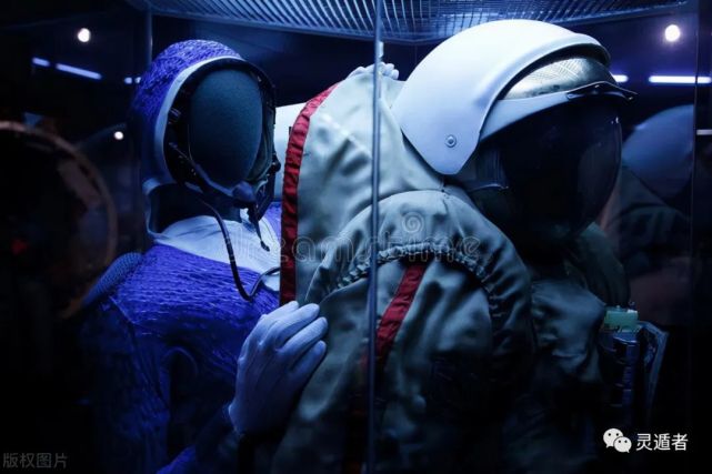 "人群中,我看了一眼他的样貌笑着跟了一句话:"同志们辛苦了.