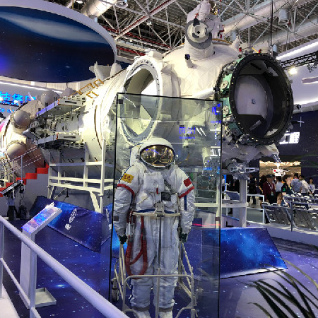 中国空间站机械臂有多牛?臂力25吨,自由爬行,还能剪太阳翼?