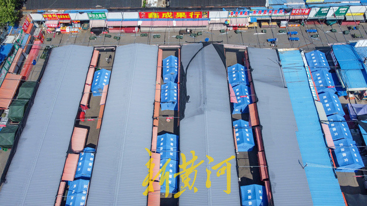 航拍管控之下的济南八里桥蔬菜市场:开始消杀,为恢复正常营业做准备