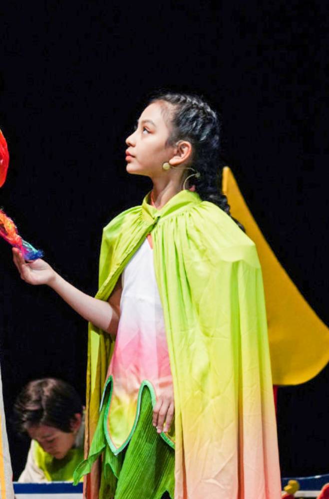 刘烨女儿霓娜演出照曝光灵动可爱身材比例优越气质满满