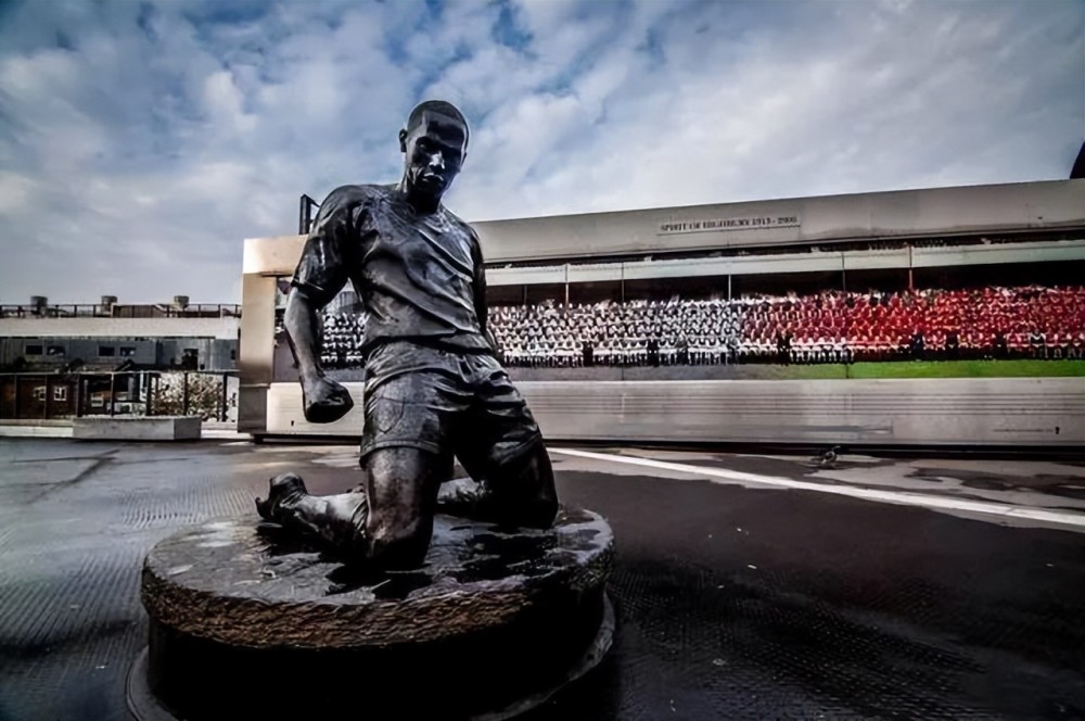 酋长球场外的亨利滑跪雕塑如今,对于两队球迷来说,成绩不好可以忍