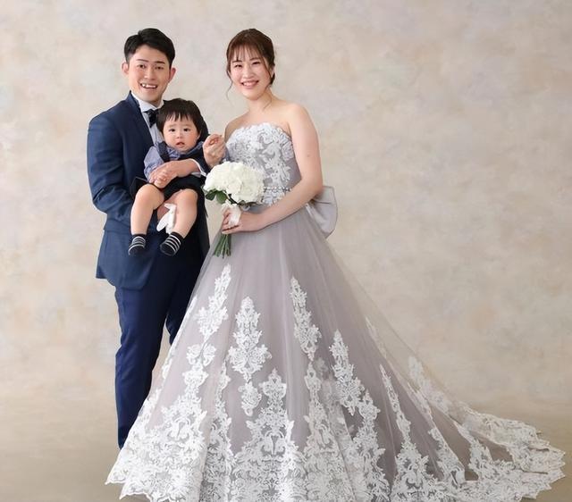 26岁羽毛球世界冠军晒结婚照怀抱儿子拍全家福一家三口太温馨