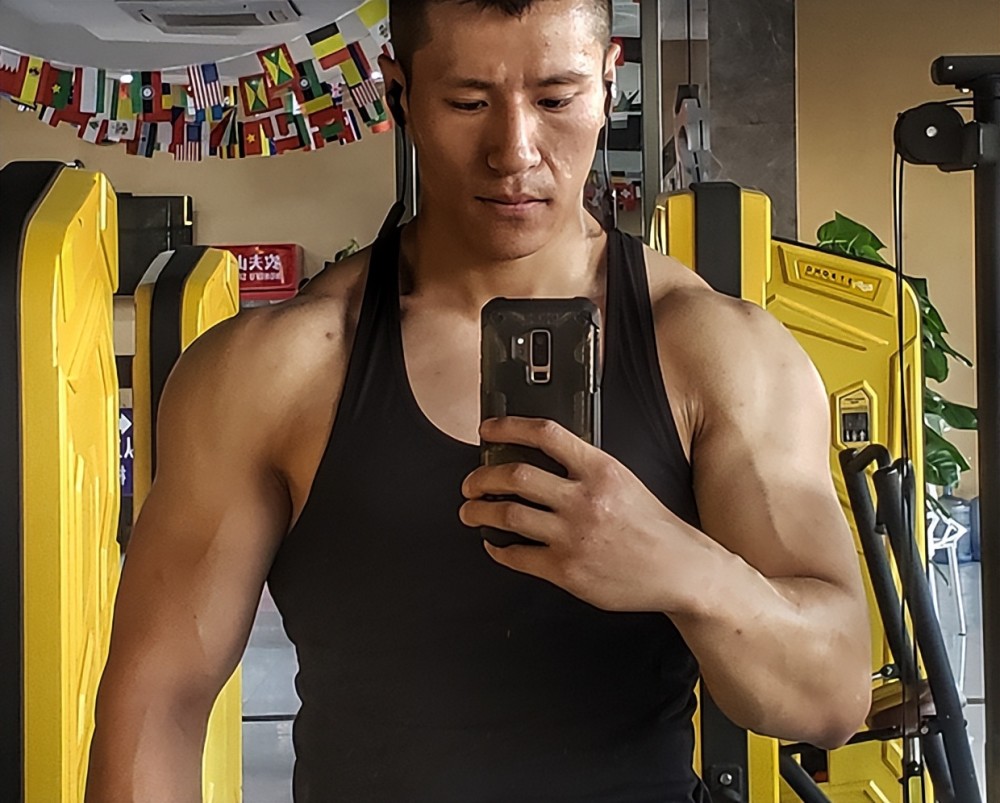 《特战荣耀》:白龙扮演者郭洺宇曾当过特种兵,还演过《择天记》_腾讯