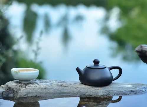 温一盏茶,指尖蘸碧绿水韵,在朱褐色的木桌上,临摹出一行清清浅浅的字