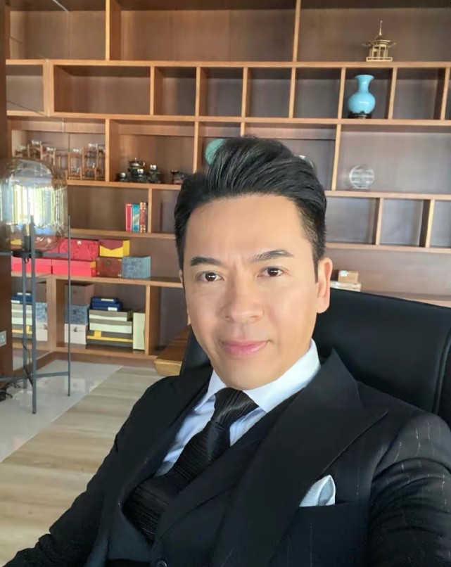 tvb男星郭政鸿晒近况,父女合照引关注,女儿长相甜美撞脸关晓彤