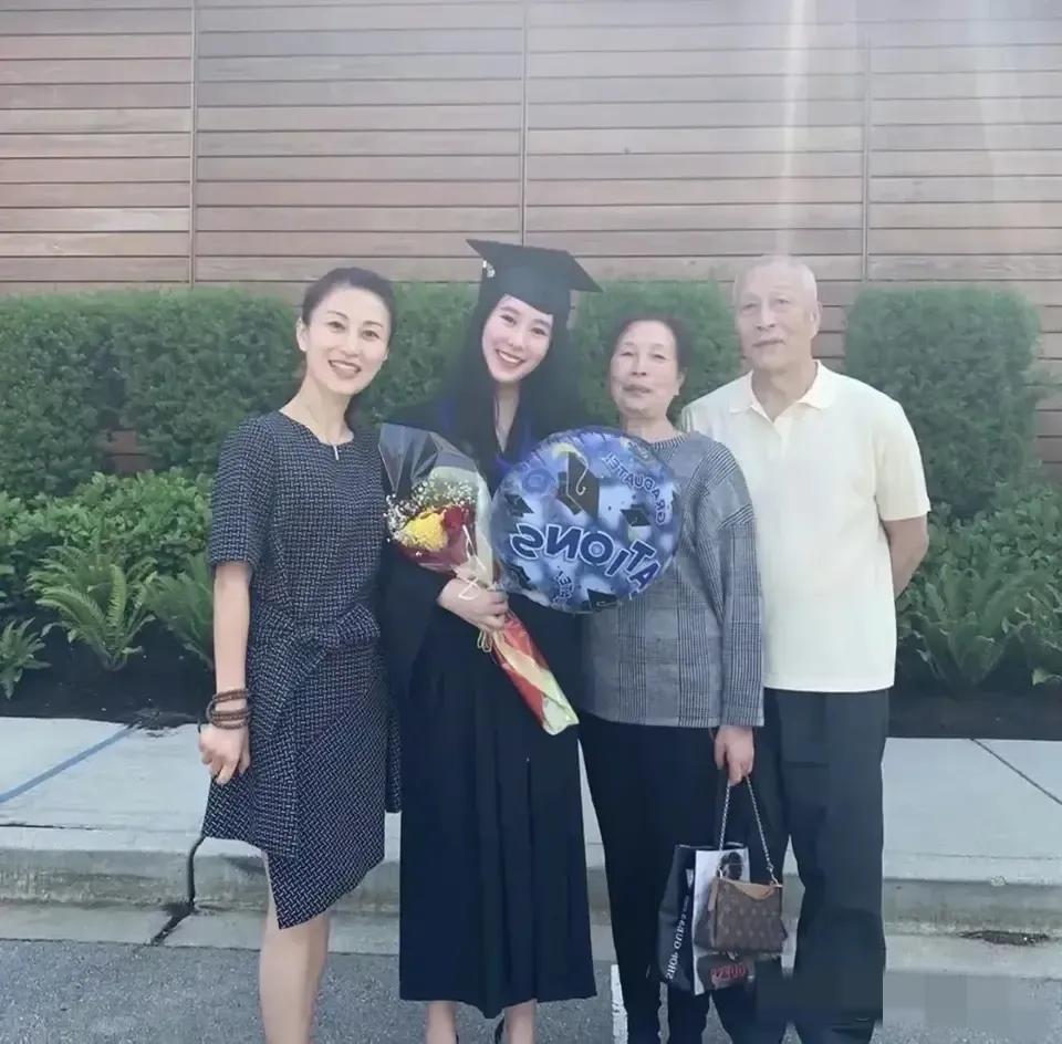 前妻陶虹罕见出镜,知性大方又减龄,优雅气质不输黄圣依_腾讯新闻