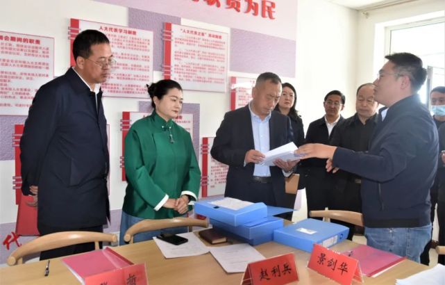 童义一行先后来到白海子镇泉脑村三号自然村党群服务