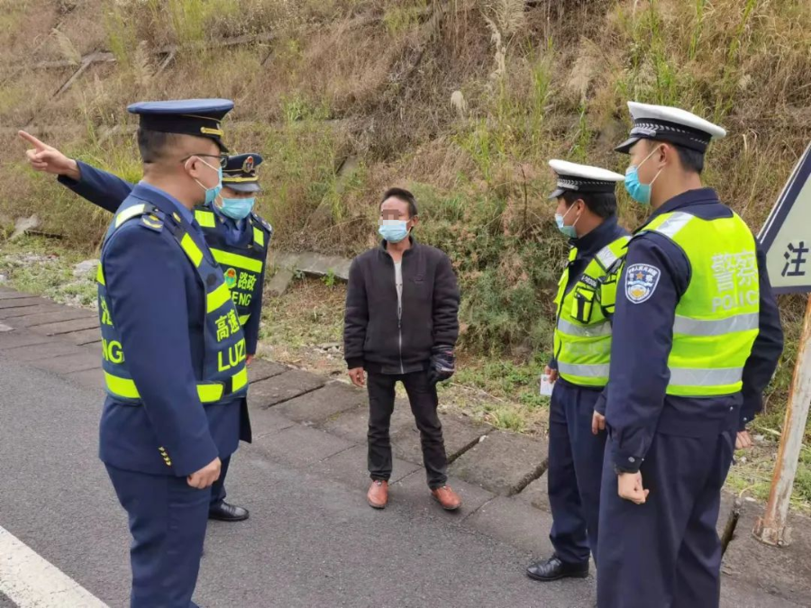 於16時許,巡邏至水興高速32公里 500米(望龍包大橋)處,發現逆行的二輪