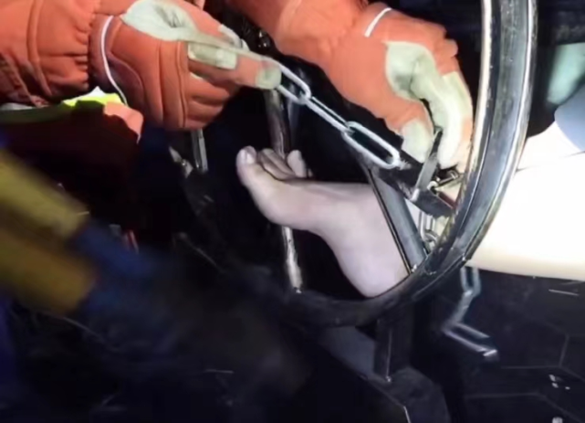 女子为与朋友喝酒玩生死局用铁链锁脚结果钥匙不见了