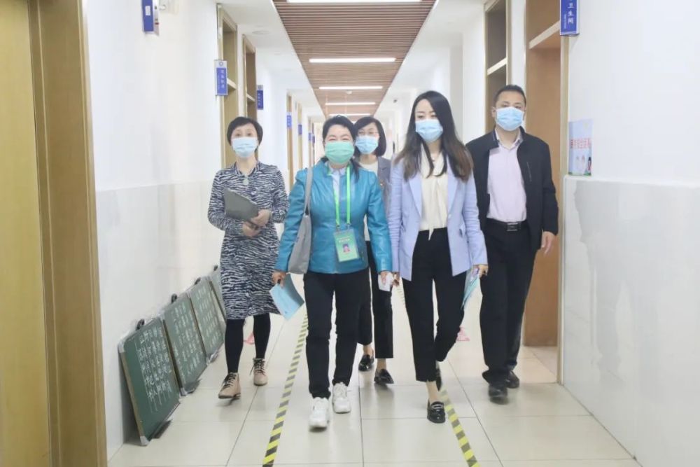 咚咚咚！家住15楼，却每天早上准时传来敲窗声，原来…