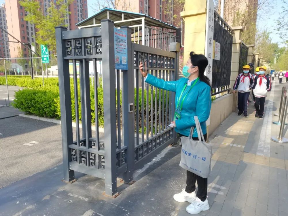 咚咚咚！家住15楼，却每天早上准时传来敲窗声，原来…