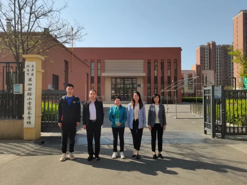 咚咚咚！家住15楼，却每天早上准时传来敲窗声，原来…
