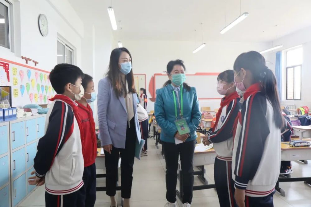 咚咚咚！家住15楼，却每天早上准时传来敲窗声，原来…
