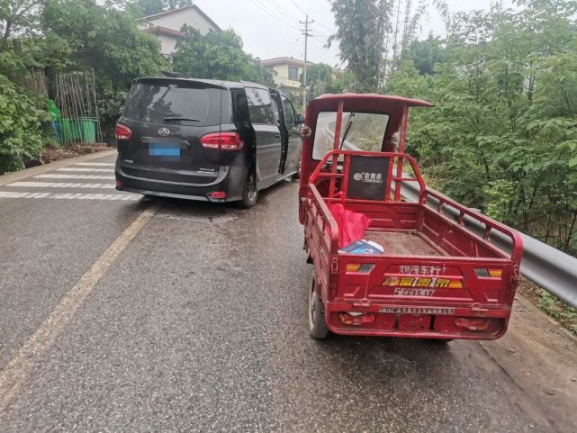 準備前往獅市鎮銷贓的嫌疑人攔獲將正駕駛被盜三輪車民警在富順縣東湖