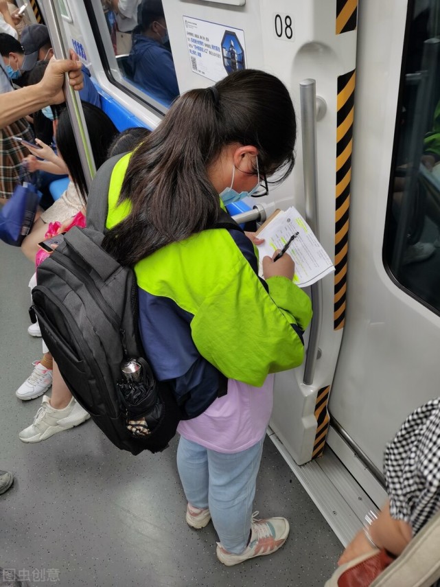 家长不心疼上学离家太远好可怜孩子坐在电动车后座吃早餐