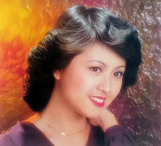 她和大家熟知的吕良伟,廖伟雄,陈玉莲以及陈复生等人,都是同班同学.